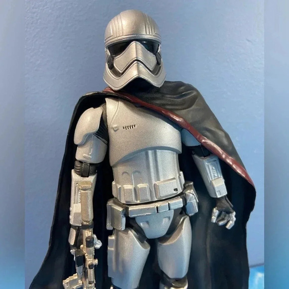 Star Wars Elite Series - Disney Store Exclusive - Die-Cast Captain Phasma 7 1/4” - Picture 14 of 14